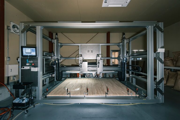 株式会社井上企画が保有する大型ペレット3Dプリンター茶室による家具・大型プロダクト造形の実際の様子